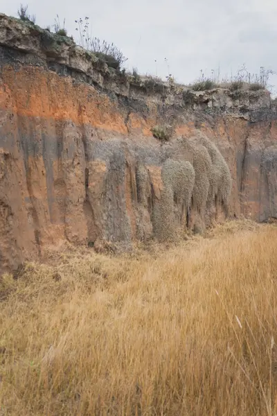 Hiçliğin ortasında büyük bir dünya duvarı.