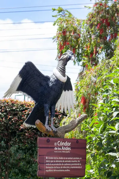 And 'ların Akbabası hakkında bilgilendirici bir yazı, bir heykel ile.