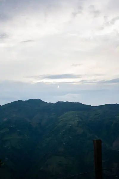 Yeşillik ve gökyüzü ile çevrili güzel doğal manzara.