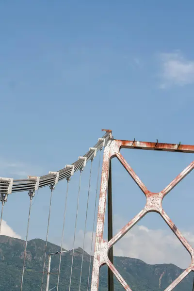 Mavi arkaplanı olan bir köprünün tepesi