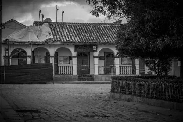 Siyah beyaz eski sömürge evi Ağaçlı bir parkta