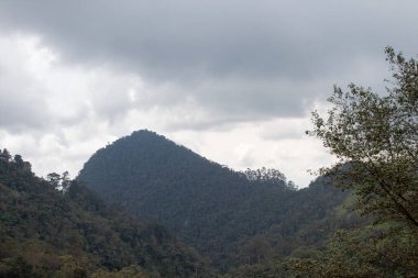 Dağları ve bulutları olan güzel bir manzara