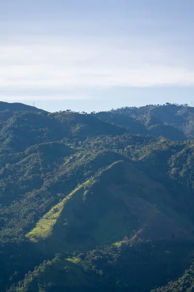 Rio de Janeiro vadisinde gün doğumunda yeşil tepeler ve dağlar