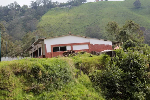 Dağlarda küçük bir ev