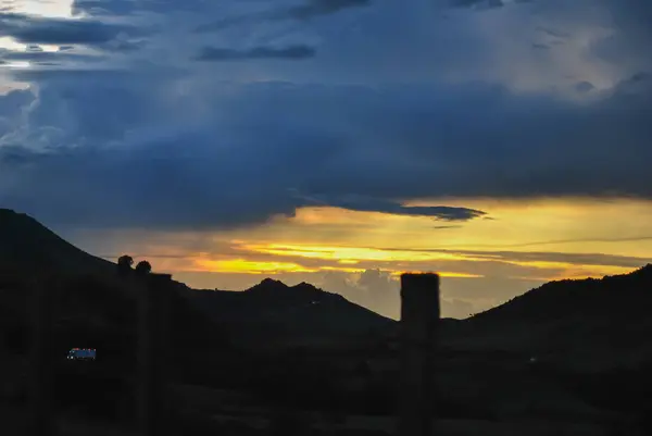 Dağları olan güzel bir manzara. dağ, seyahat, doğa