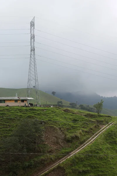 Kırsal bölgedeki yüksek voltajlı elektrik kulesi