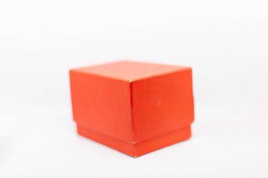 turuncu küp beyaz arkaplanda izole