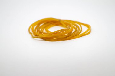 Beyaz arkaplanda çok fonksiyonlu sarı prezervatifler