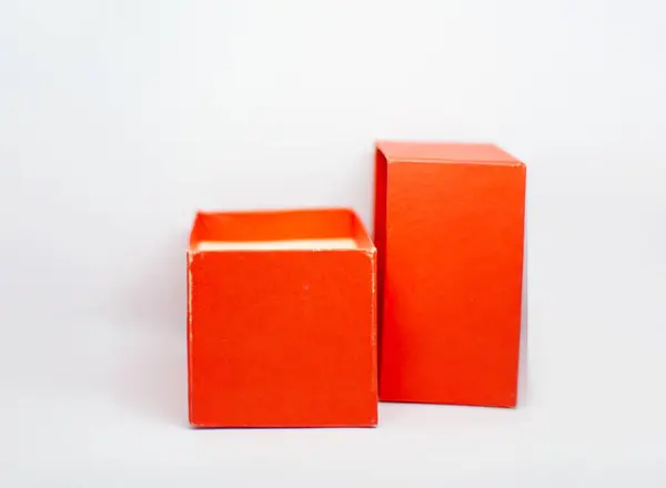 Beyaz arka planda kırmızı hediye kutusu