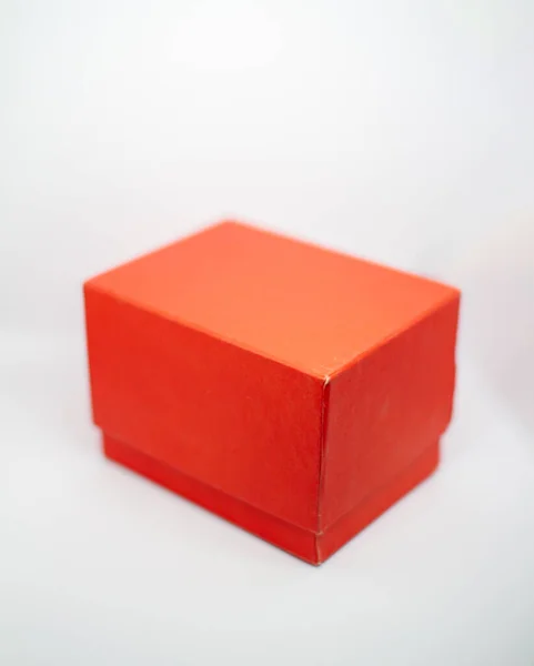 Beyaz arkaplanda kırmızı kutu, kapat