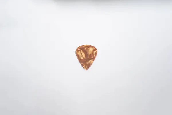 çikolata renkli gitar penası ve soyut bir tasarım.