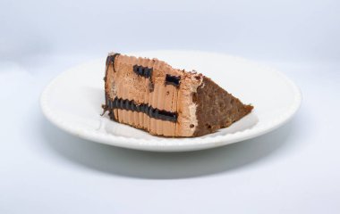 Beyaz arkaplanlı çikolatalı pasta dilimi