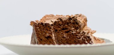 Tabağında çatal olan çikolatalı kek.