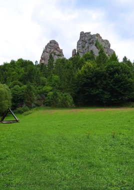 Urişi köyündeki kayalar Karpatların arka planına karşı.