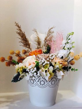 Sepetteki güzel çiçeklerin kompozisyonu