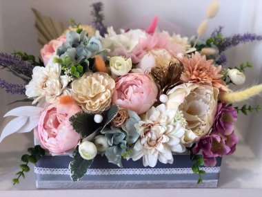 Gün boyunca çok renkli güzel çiçeklerin kompozisyonu