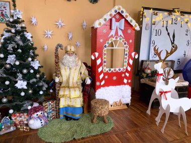 Yeni yıl Nicholas 'ı yeşil Noel ağacının yanında