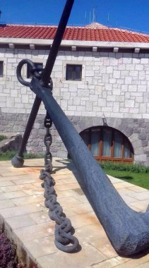 Müzenin yakınındaki bir fayansta deniz çapası.