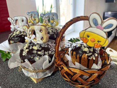 Kemer hazır ve masada yatıyor.