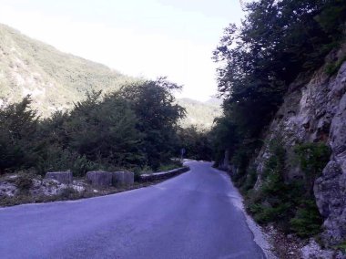 Kayanın yanındaki yolda.