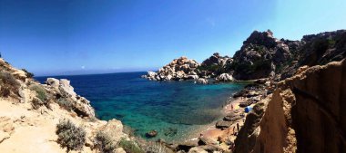 Akdeniz 'de Santa Teresa Gallura' da Capo Testa sahiline yakın bir sahile sahip manzara