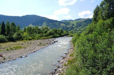 Nehir dağların arasından akar.