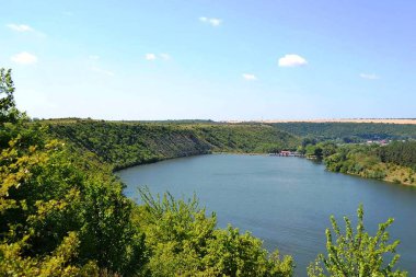 Nehir gün gibi akıyor.