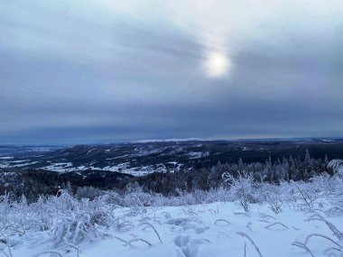 Kış akşamı güneşinde gün batımı