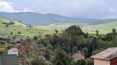 Yaz aylarında Karpat Dağları'nda bir köy