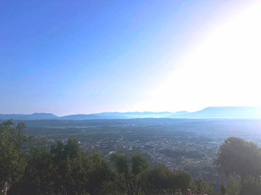 Şehir ve dağlar yukarıdan