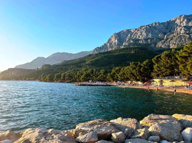 Akdeniz üzerinde kumsal ve taşlar