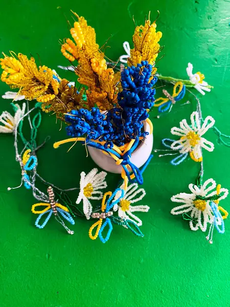 Masada çok renkli boncuklar var.