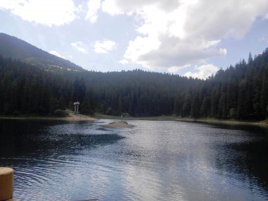  Synevir Gölü, dağların arka planına karşı