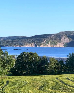 Nehir iki nehir arasında akar.