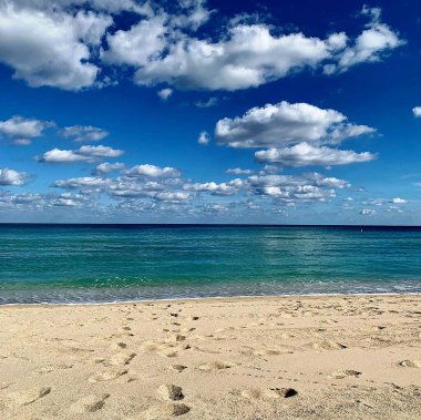 Kumsal ve deniz gökyüzünün altında
