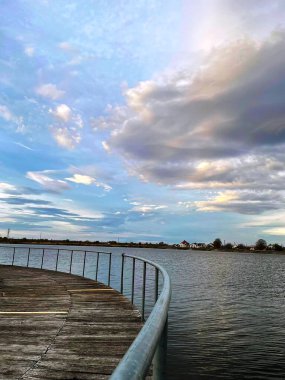 Suyun ortasındaki adanın tahta köprüsü.