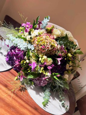 Masada bir buket taze renkli çiçek görülür.