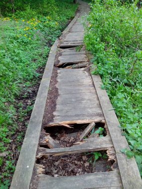 Tahtalarla döşenmiş yolu görebilirsiniz. Bazıları eksik.