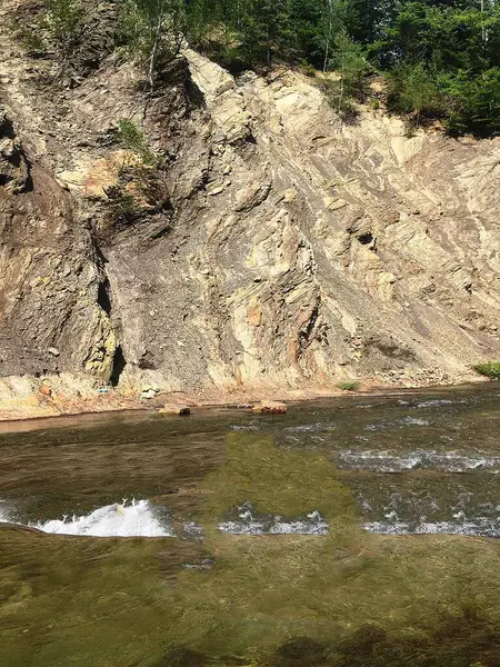Kayalıkların yanında akan bir nehrin görüntüsü