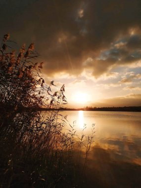 Gün batımı ufukta gölün üzerinde akşam üstü