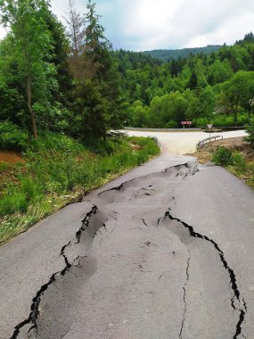 Asfalt yolu sağanak yağmurdan sonra görülüyor