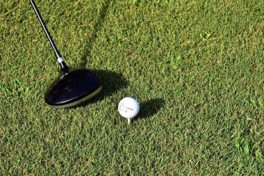 Beyaz toplu bir golf sahası görünür.