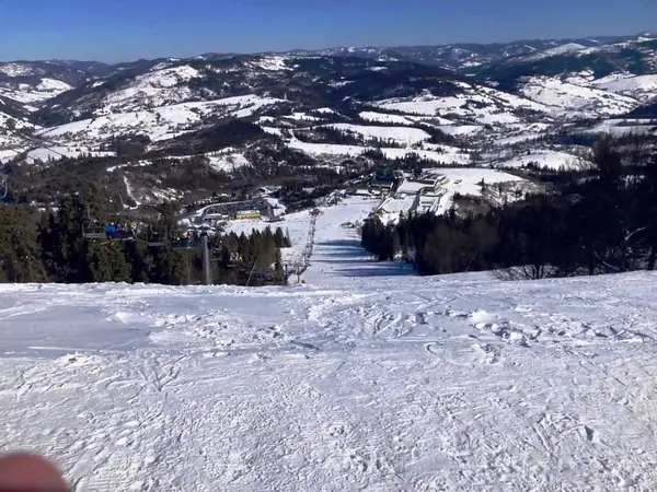 Resim, kışın dağlardaki beyaz karı gösteriyor.
