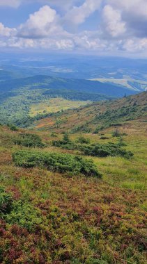 Dağların ve bulutların fotoğrafı dağdan görünüyor.