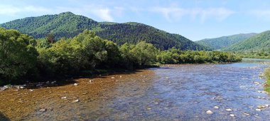 Nehir ve dağ zirvelerinin güzel bir manzarasını fotoğrafladım.