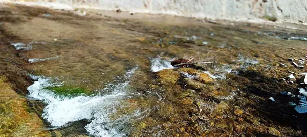 Nehirde akan foto köpüklü su