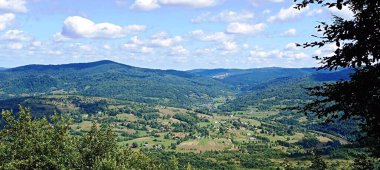 Karpat dağlarının fotoğraflı manzarası yel değirmenleriyle dolu.