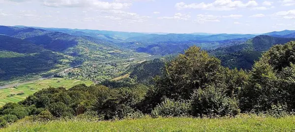 Karpat dağlarının fotoğraflı manzarası yel değirmenleriyle dolu.