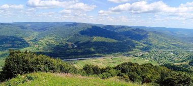 Karpat dağlarının fotoğraflı manzarası yel değirmenleriyle dolu.