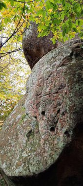 Bubnyshche köyündeki Dovbush kayalarının manzarası